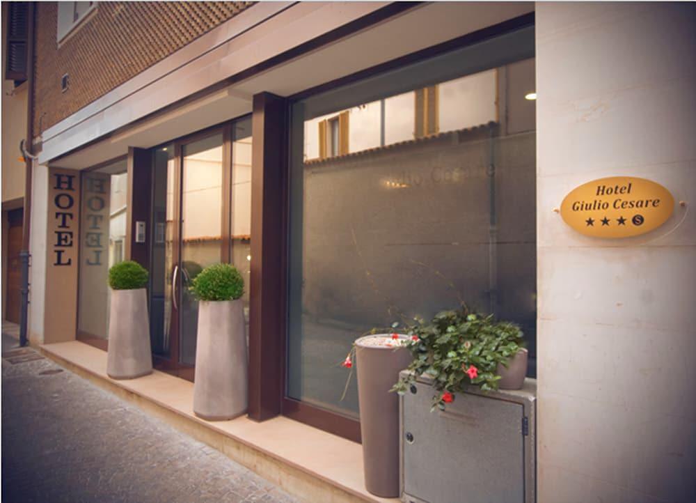Hotel Giulio Cesare Римини Экстерьер фото